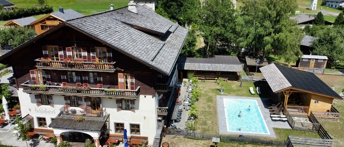 Hotel mit Pool und Chalets
