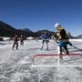Eishockeyspieler steuern auf ein Tor an | Der zugefrorene Weißensee wird bald Austragungsort einer besonderen Veranstaltung