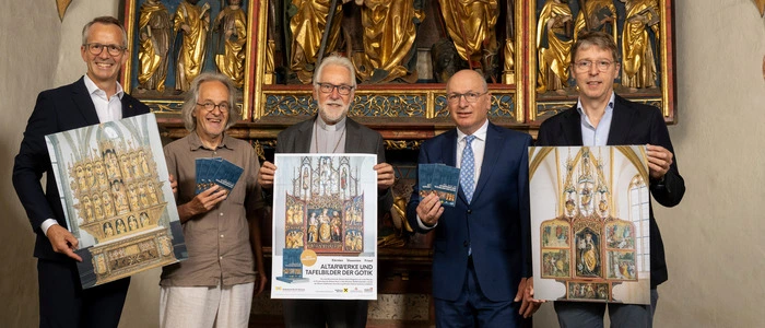 Fünf Männer stehen vor einem Altar