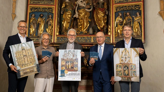 Fünf Männer stehen vor einem Altar