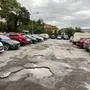 Der Parkplatz bei der Evangelischen Kirche ist vor allem bei Pendlern sehr beliebt
