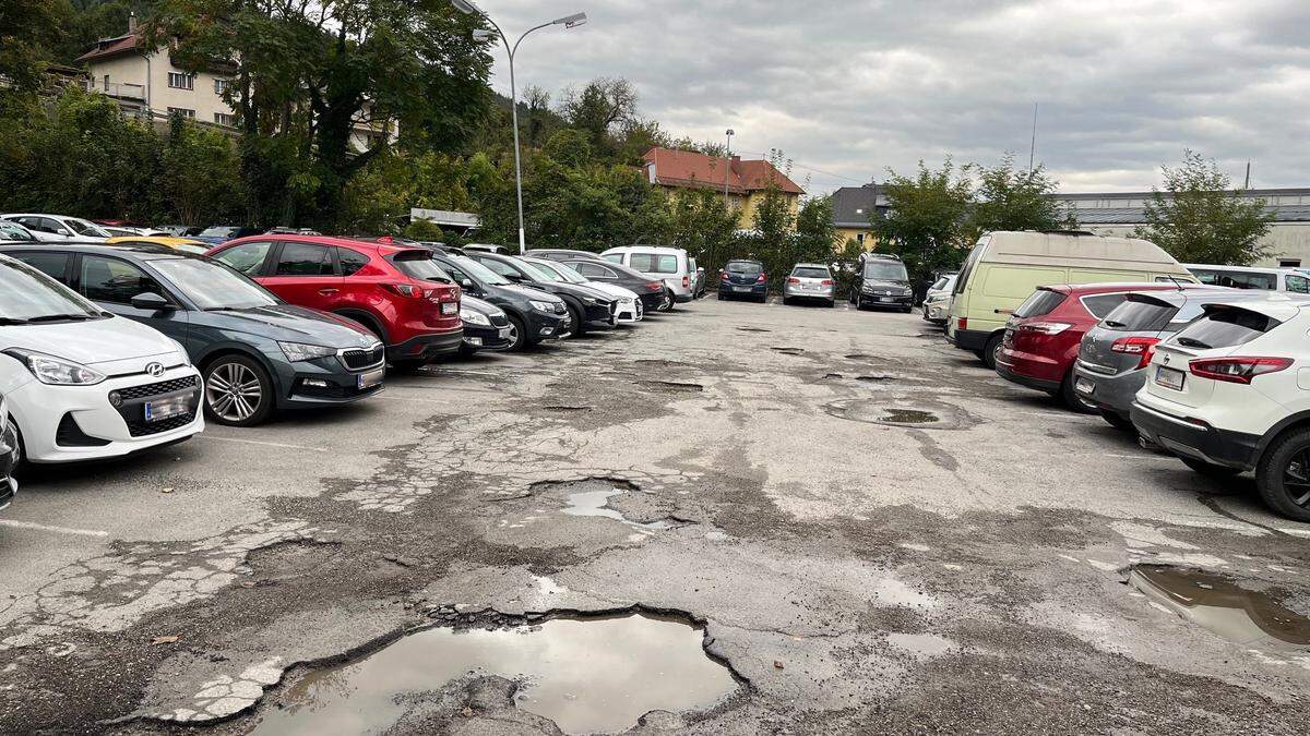 Der Parkplatz bei der Evangelischen Kirche ist vor allem bei Pendlern sehr beliebt