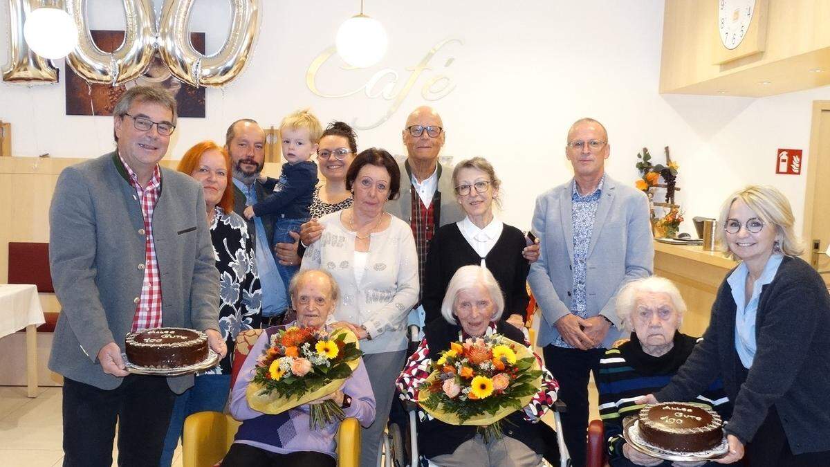 Andreas Pfurner (links) und Elisabeth Blanik (rechts) gratulierten den Jubilarinnen Frieda Idl (vorne links) Anna Wilhelmer (vorne Mitte) und Herta Ladstätter. Viele Familienmitglieder feierten mit