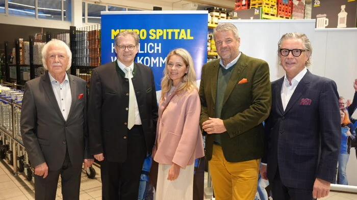 Grundeigentümer Johann Sommeregger, Metro- Finanzvorstand Robert Jakob, Evelyn und Gerhard Köfer und Wirtschaftskämmerer Sigismund Moerisch waren bei der Eröffnung
