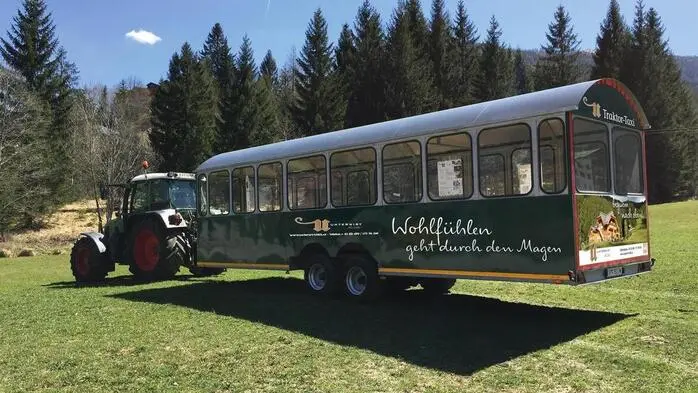 Ein Traktor mit einem angehängtem Zugwaggon