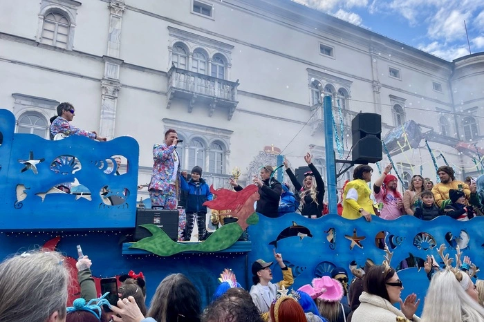 Die Partyband „Showdown“ sorgte vor dem Schloss Porcia für gute Stimmung