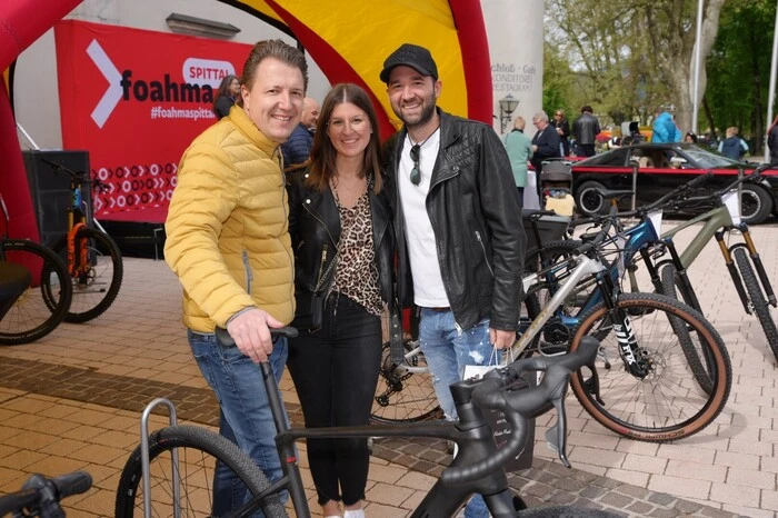 Zweiradhändler Christoph More (links) informiert über die neuesten Trends am Fahrradsektor