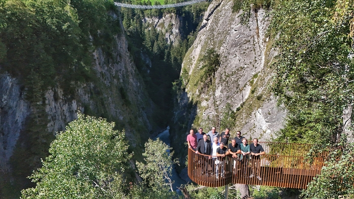 Menschen stehen auf einer Aussichtsplattform