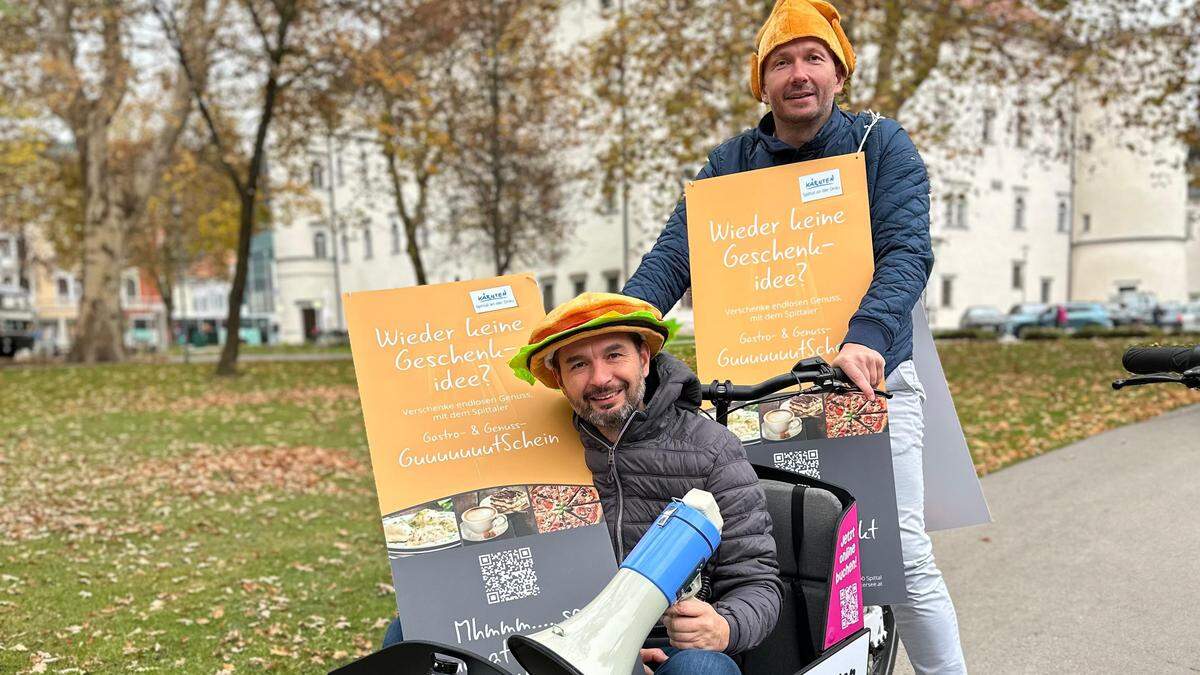 Daniel Ramsbacher und Aleksandar Aleksic präsentierten am Montag die neuen Gutscheine