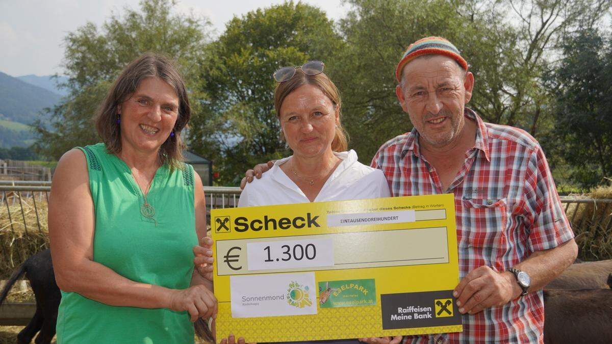 Klaudia Gollenz, Sabine Grünberger und Wolfgang Gollenz bei der Scheckübergabe