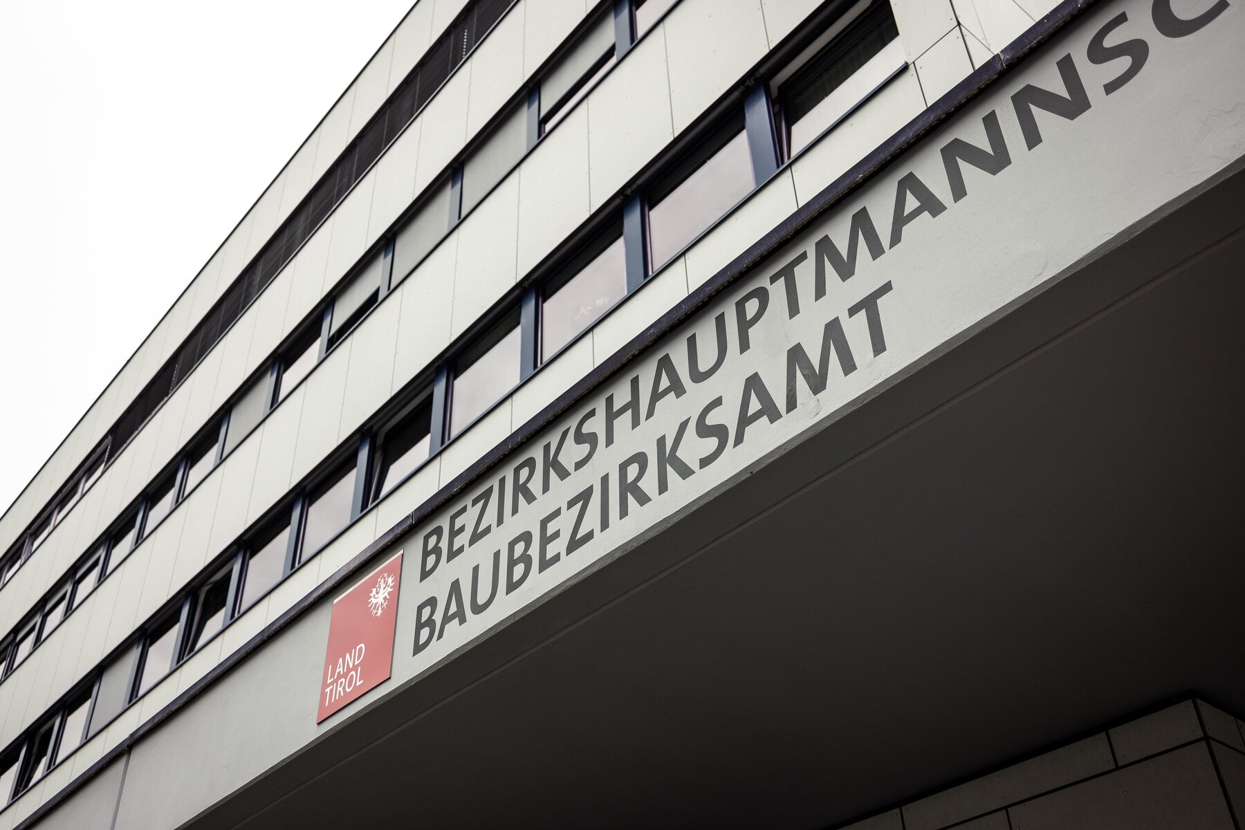 An der BH Lienz: Vor dem Sommerurlaub sollten Reisedokumente geprüft werden