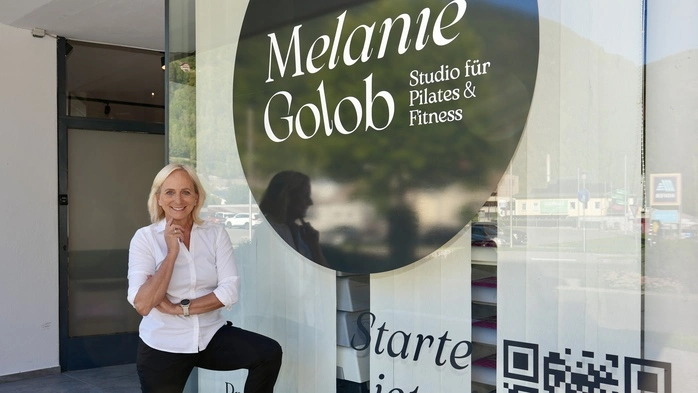 Eine Frau vor einem Fitnessstudio