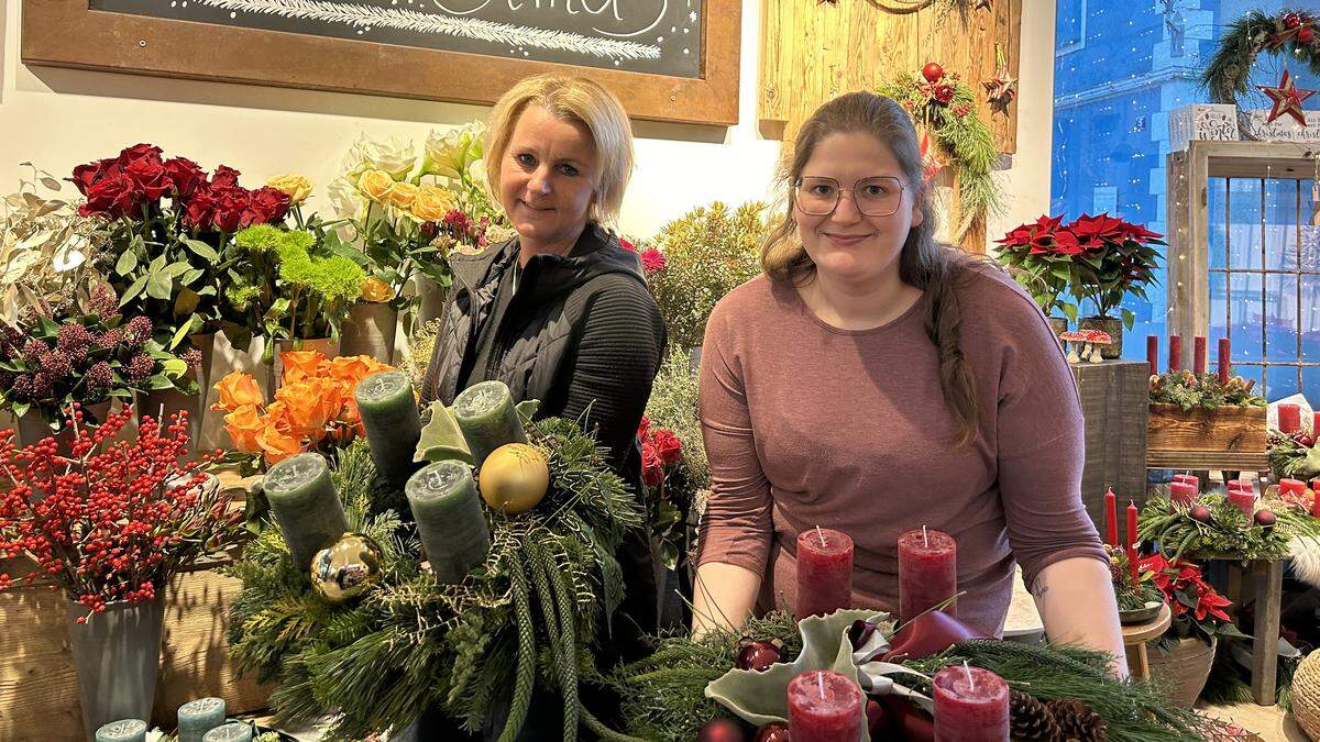 Marion Klammer und Tamara Tripp versorgen ihre Kunden mit kreativen Weihnachtsdekorationen und Adventkränzen