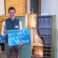 Julian Weitlaner mit seinem Meisterstück