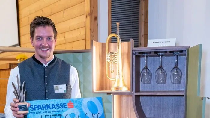 Ein junger Mann steht vor einem Schrank