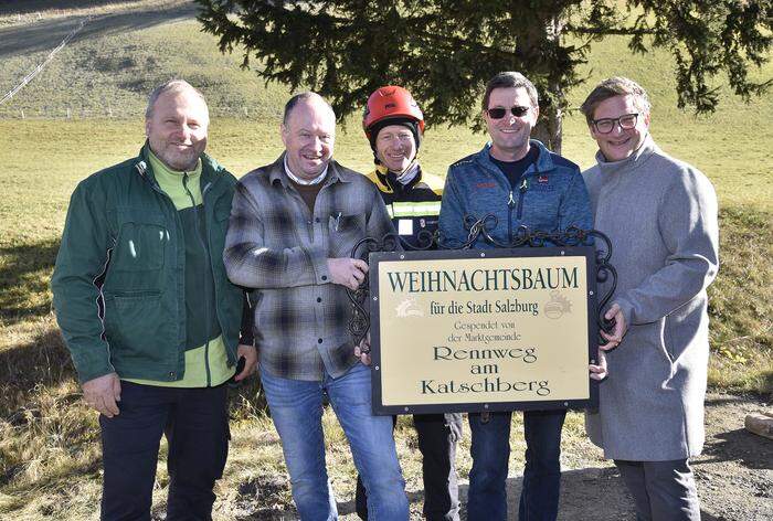 Christian Roidner von der Stadtgärtnerei Salzburg, Peter Aschbacher, Feuerwehrkommandant Rupert Wintersteller, Franz Aschbacher und Patrick Lengdorfer