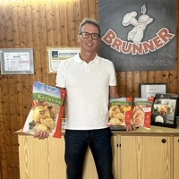 Albin Brunner mit einer Auswahl an Nudeln