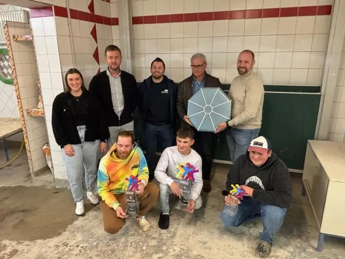 Landeslehrlingswartin Annabel Wendling, Günther Pirker (prov. Direktor der Berufsschule Völkermarkt), Marcel Kniewasser (Vertreter der Firma Madia), Landesinnungsmeister Diethelm Wendling, Dietmar Stieger (Landes-GF Gewerkschaft Bau-Holz Kärnten) gratulierten den Gewinnern Mario Steiner (2. Platz), Gheorghe-Stefan Holbura (1. Platz) und Niklas Daberer (3. Platz).