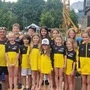Kinder vor einem Schwimmbecken