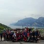 Gruppenfoto von den 60 Schülern vor dem Gardasee | 60 Schüler erreichten nach drei Etappen den Gardasee