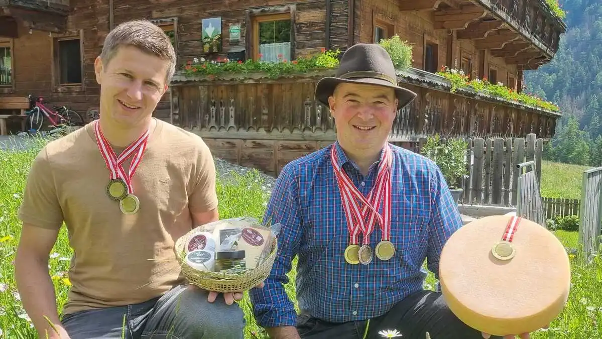 Stephan Unterweger und Philipp Jans mit den preisgekrönten Produkten