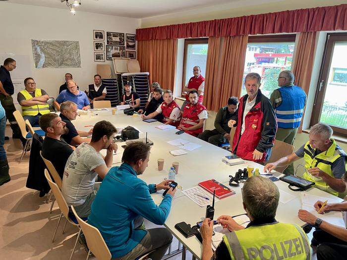 Einsatzbesprechung im Feuerwehrhaus Kremsbrücke