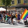 Eine Gruppe junger Menschen mit einer großen bunten Fahne