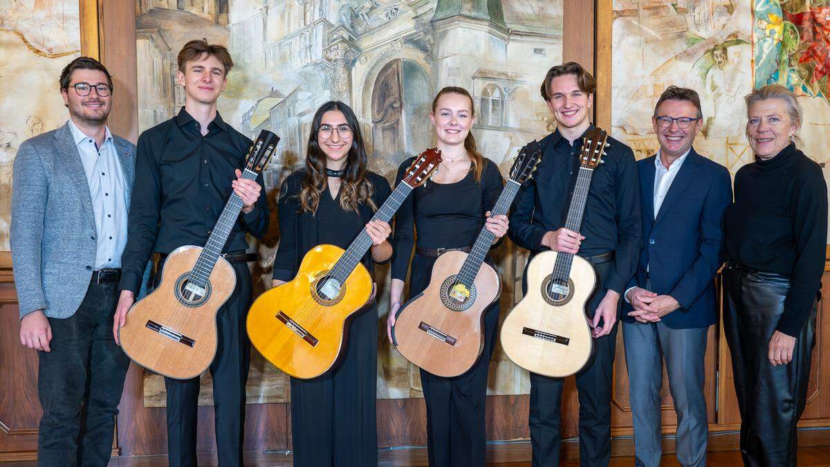 Kulturstadtrat Lukas Gradnitzer, Noah Schusteritsch, Amirah Pranzl, Valentina Schantl, Samuele Ogris, Hans Brunner und Vizebürgermeisterin Angelika Hinteregger