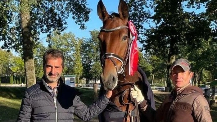 Zwei Männer mit einem Pferd