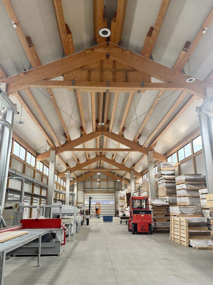 In dieser Halle werden die Ein-Schicht-Massivholzplatten produziert