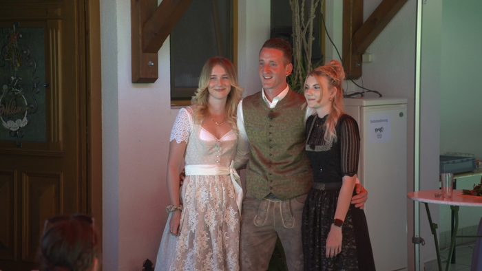 Marie (links) und Sabine (rechts) waren die letzten Frauen auf Manuels Hof. Gefunkt hat es nicht