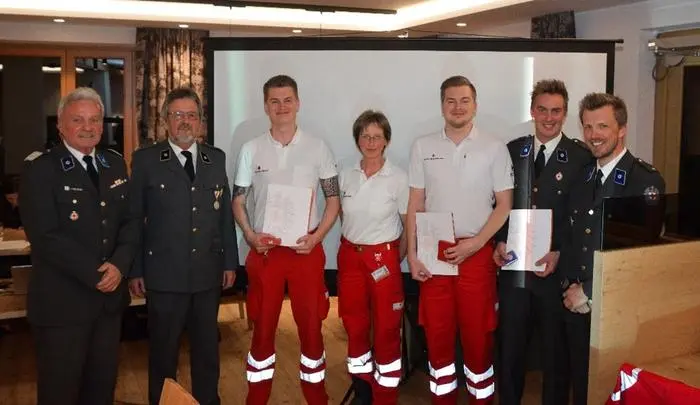 Bezirksstellenleiter Egon Kleinlercher, Rot-Kreuz-Arzt Ottokar Widemair, Jan Gasser, Beatrix Unterlercher, Ralf Gasser und Philipp Kleinlercher mit dem ehemaligen Ortsstellenleiter Benjamin Gasser