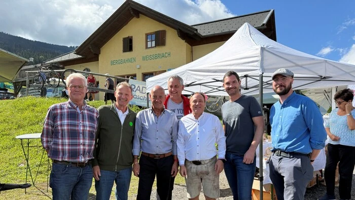 Männer vor einem Festzelt