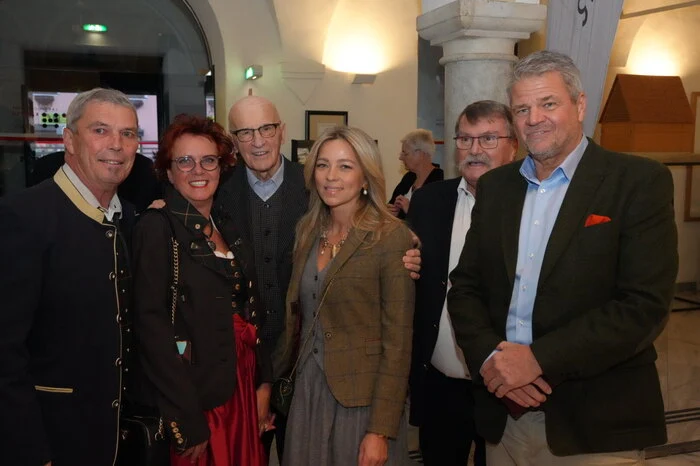 Hartmut Prasch, Susanne Demschar, Hellmuth Drewes, Evelyn Köfer, Karl-Heinz Bukovnik und Gerhard Köfer feierten in der Fachhochschule Spittal