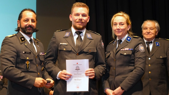 Präsident Martin Pirz, Bezirksrettungskommandant Patrick Reichnach, Christina Summerer und Roland Peters