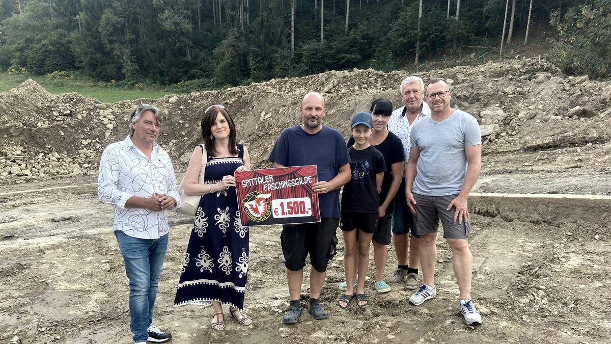 Georg Mathiesl, Sylvia Preimeß, Familie Mitterer, Friedrich Paulitsch und Christian Rieder bei der Spendenübergabe in Baldramsdorf