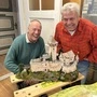 Zwei Männer stehen hinter einem Modell einer Burg | Peter Schromm und Franz Lassnig vor einem Modell der Burg Falkenstein