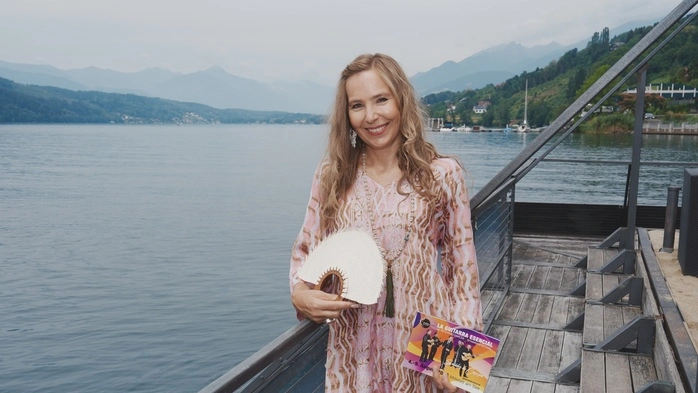 Eine Frau vor einer Seekulisse 