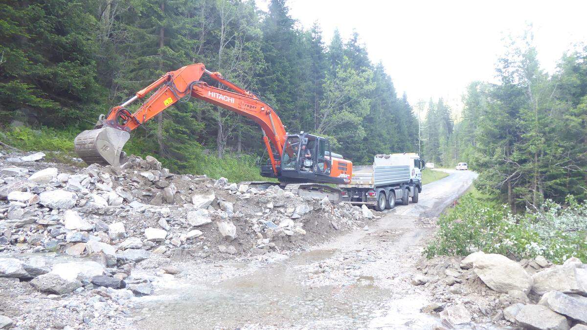 An der Aufarbeitung der Schäden wird mit Hochdruck gearbeitet