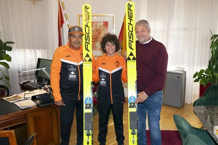 Atef und Karim El Tohamy mit Bürgermeister Gerhard Köfer bei einem Besuch im Rathaus