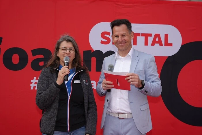 Autohändlerin Elke Lerchster-Tuppinger und Moderator Toni Wolligger 