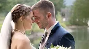 Die Taufe ihres Sohnes krönte den Hochzeitstag: Anna Kleinsasser (26) und Philip Zankl (25) gaben sich am 24. August das Ja-Wort. Eine zentrale Rolle spielte dabei ihr Sohn Simon. Er wurde am selben Tag getauft. Standesamtlich wurde in Kötschach-Mauthen und kirchlich in Würmlach geheiratet. Rund 60 Gäste waren dabei, als Carmen und Sophia vom Duo Zweierlei mit ihrer Performance beim Einzug der Braut für einen Gänsehautmoment sorgten.