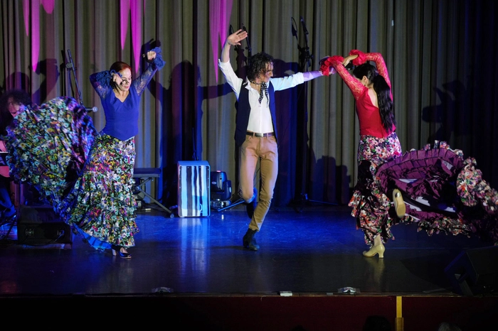 Herausragende Leistungen boten die Tanzpaare Las Hermanas und Martin und Victoria Acosta, Sabine Hasicka als Stepptänzerin sowie Elías Morales Pérez mit seinem ausdrucksstarken Flamencotanz.