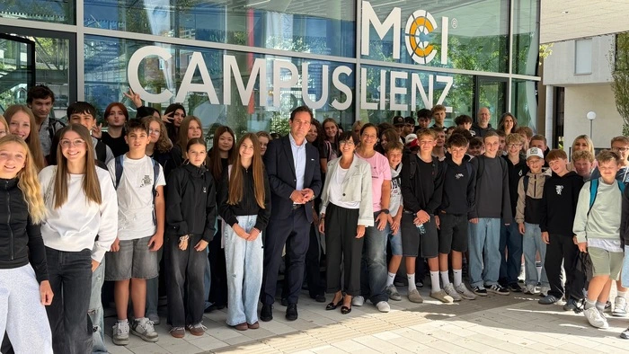 Schüler vor einer Schule