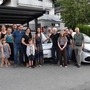 Mehrere Personen stehen vor einem Auto