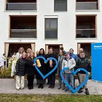 Vorne: Marika Lagger-Pöllinger, Willibald Koch und Sonja Pertl; 2. Reihe: Astrid Körner, Susanne Prentner-Vitek, Katja Egger-Riepl, Sonja Mietschnig und Peter Stockmann feierten die Eröffnung gemeinsam mit Klienten und Klientinnen