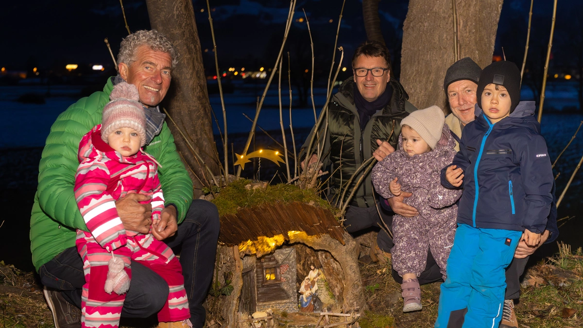 Sechs Personen haben sich um eine Krippe versammelt | Am ersten Adventsonntag wurde die Krippe im Rahmen einer feierlichen Eröffnung erstmals präsentiert