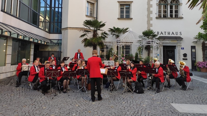Die Stadtkapelle Spittal bei einem Konzert vor dem Rathaus