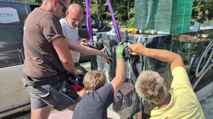 Die „Frau aus Glas“ auf dem Sockel