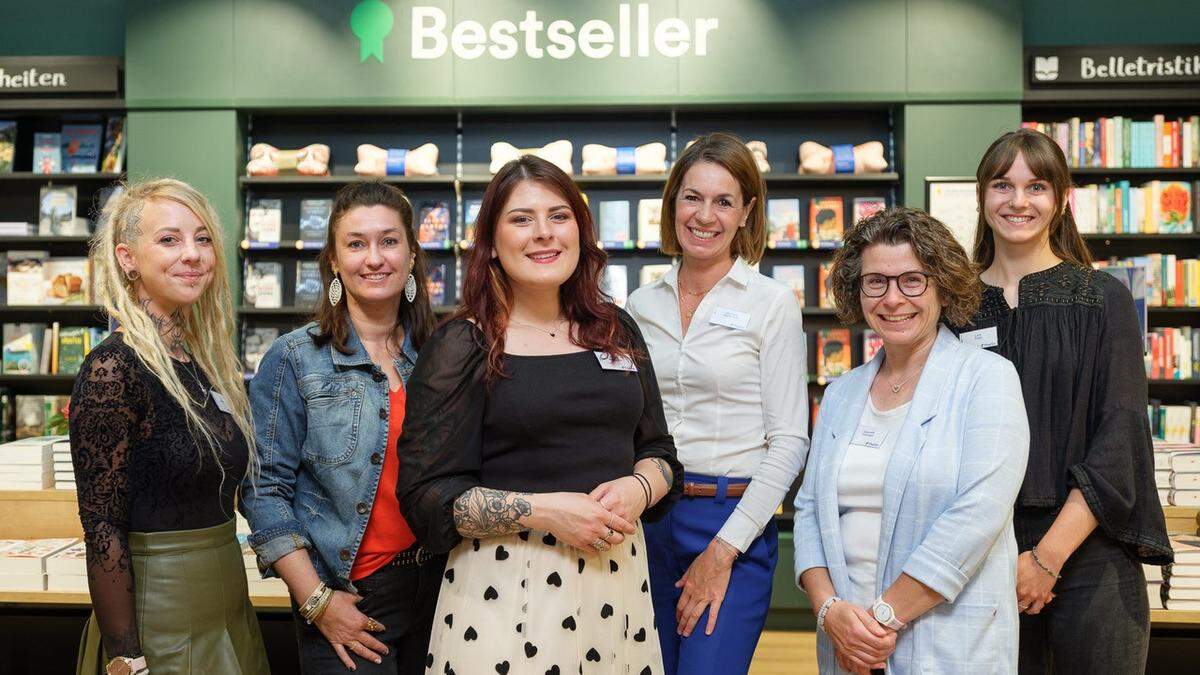 Filialleiterin Nicole Amlacher (Dritte von links) und das Thalia Buchhandlungsteam 